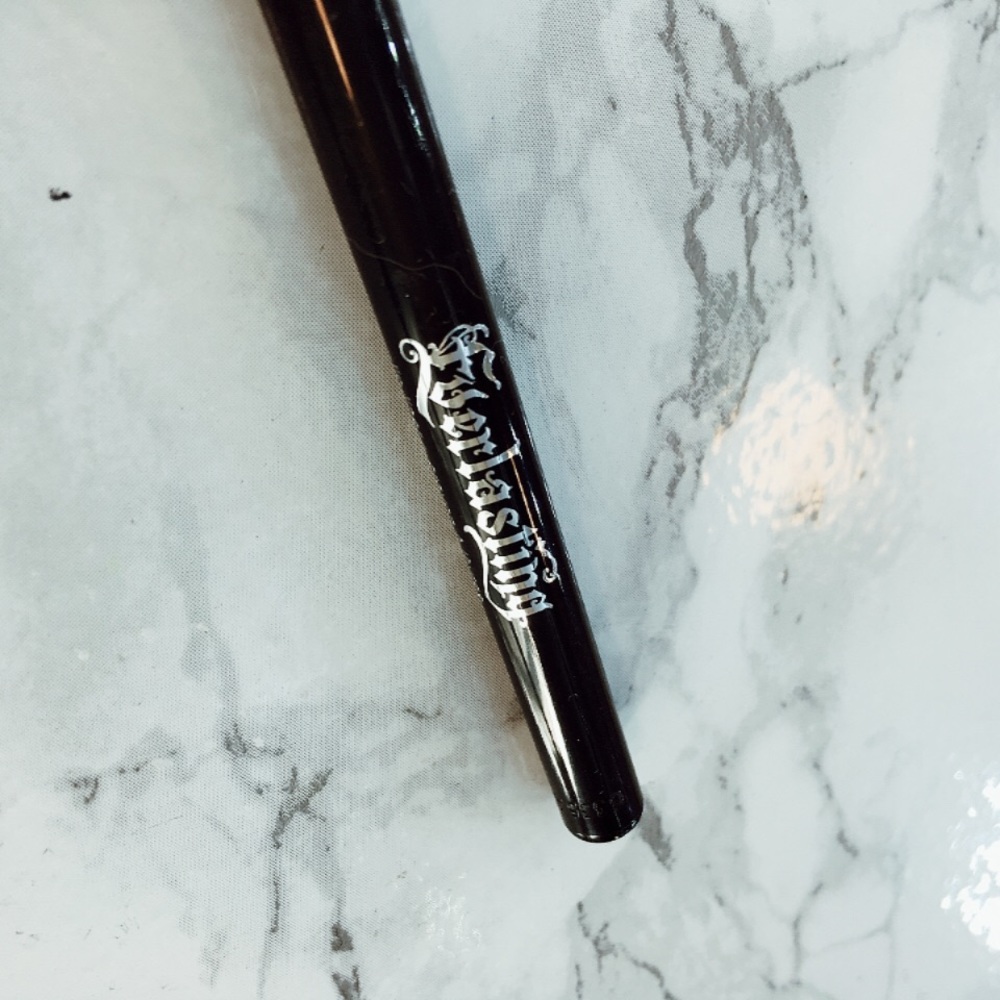 KVD everlasting lip liner in Skully